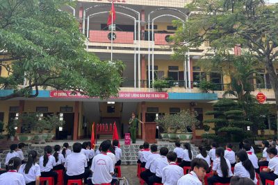 TRƯỜNG THCS KIM THÁI PHỐI HỢP VỚI CÔNG AN XÃ VỤ BẢN TỔ CHỨC TUYÊN TRUYỀN, TRẢI NGHIỆM, THỰC HÀNH CÔNG TÁC PHÒNG CHÁY CHỮA CHÁY VÀ CỨU NẠN CỨU HỘ