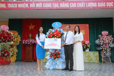Đồng chí Phó Bí thư Thường trực Đảng ủy xã dự khai giảng năm học mới trường THCS Kim Thái
